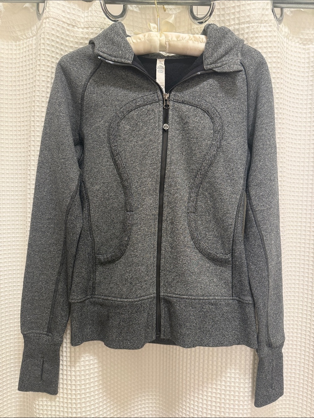 Lululemon Scuba Hoodie with Thumb Holes - size 6
